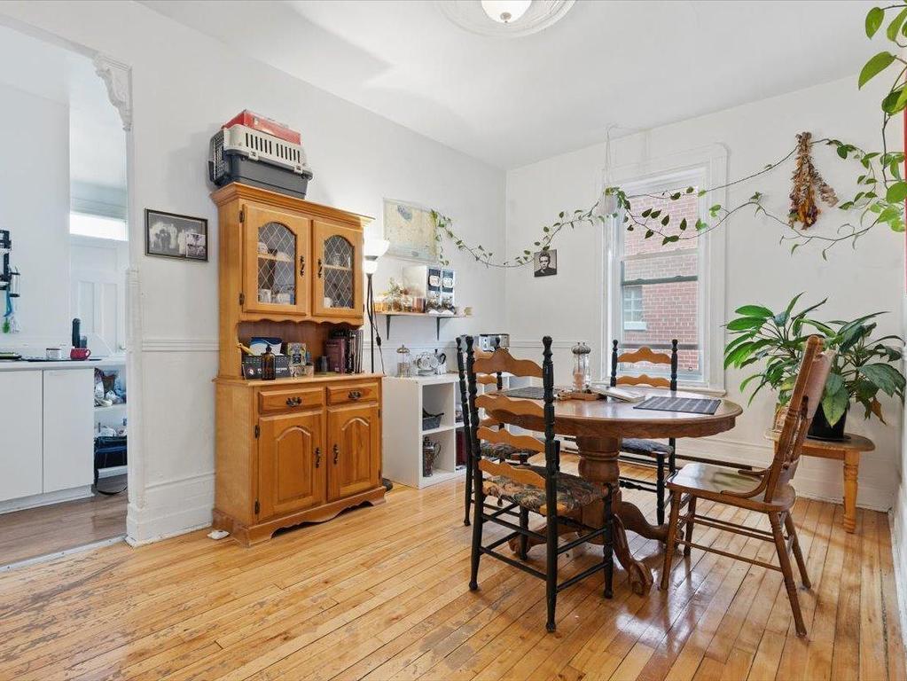 









5421

 - 5425


4e Avenue

,
Montréal (Rosemont/La Petite-Patrie),




QC
H1Y2V5

