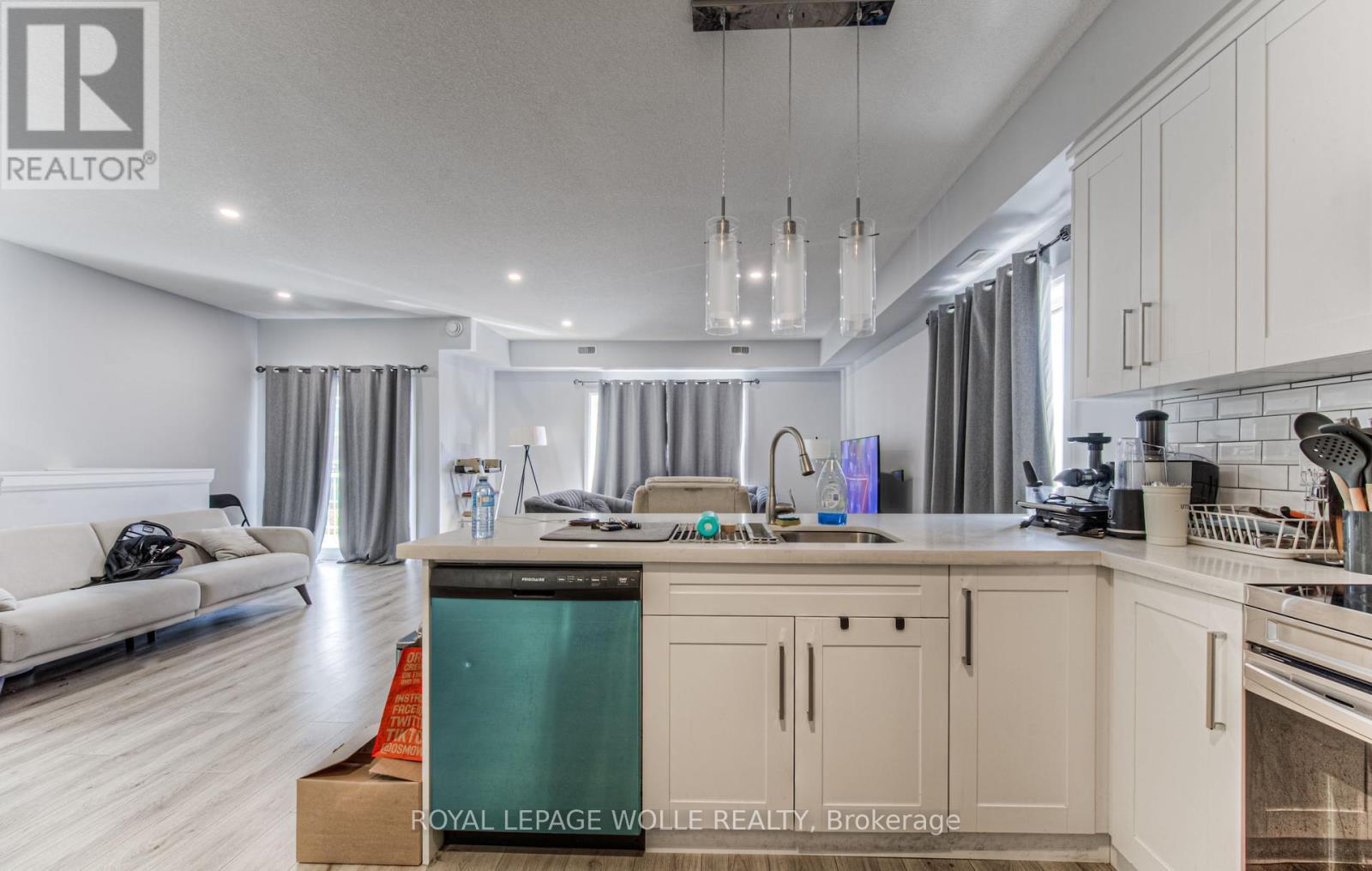 












204 FIFTH AVENUE

,
Kitchener,




Ontario
N2C1P7

