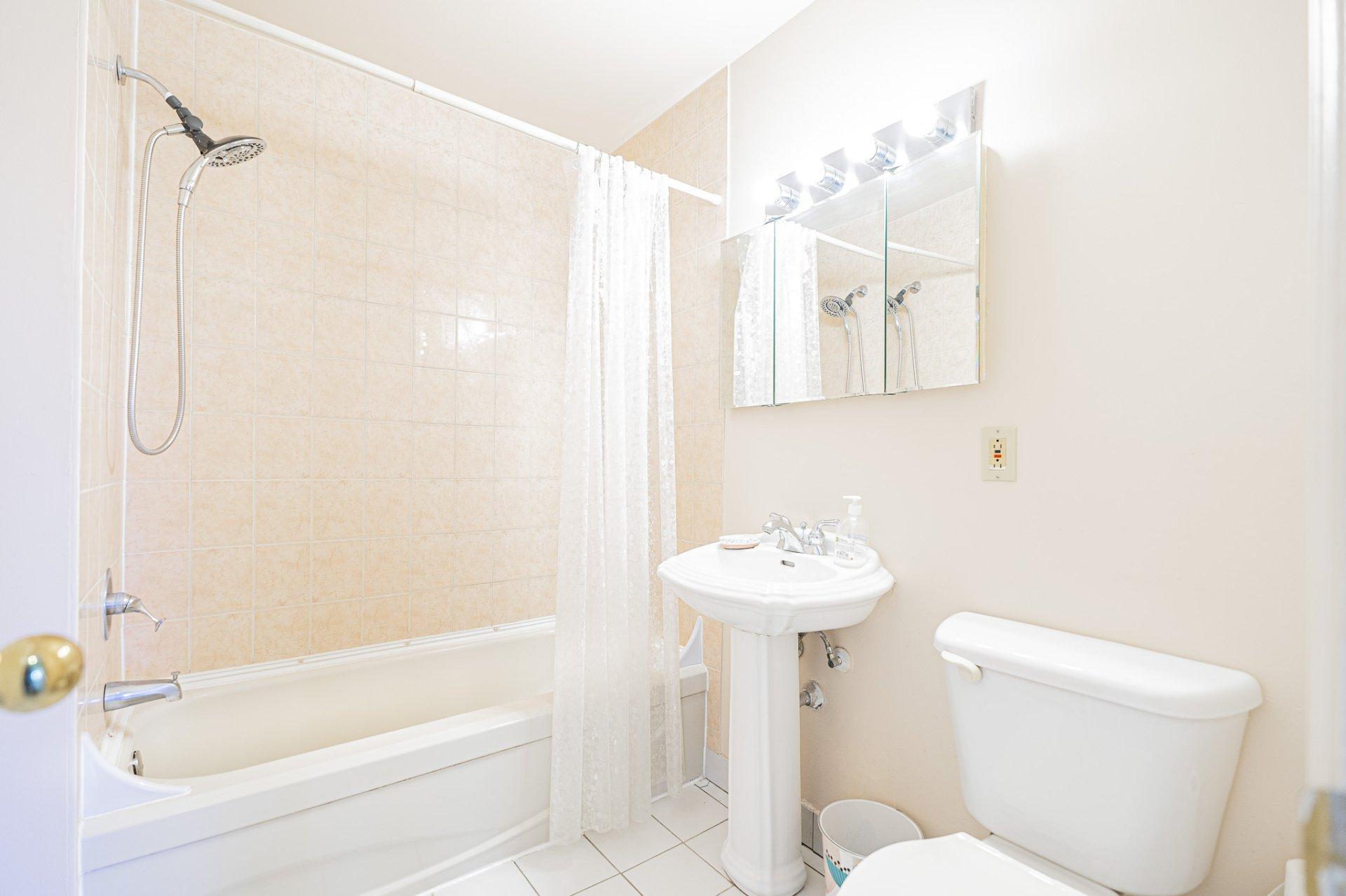 









5850


Place Decelles

, 14,
Montréal (Côte-des-Neiges/Notre-Dame-de-Grâce),




QC
H3S1X5

