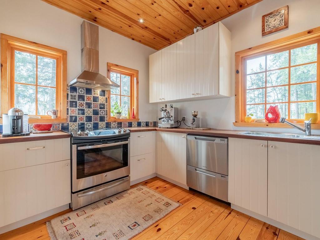 









11


Rue de la Salamandre

,
Saint-Étienne-de-Bolton,




QC
J0E1G0

