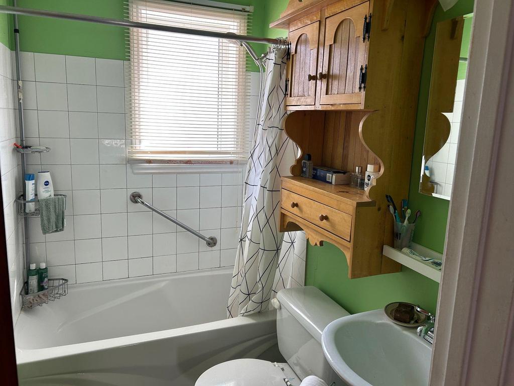 









848


Av. De Quen

,
Sept-Îles,




QC
G4R2S2

