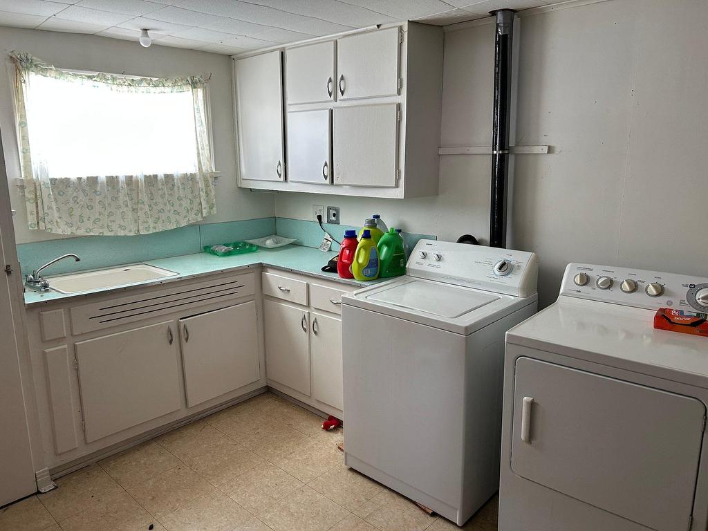 









848


Av. De Quen

,
Sept-Îles,




QC
G4R2S2

