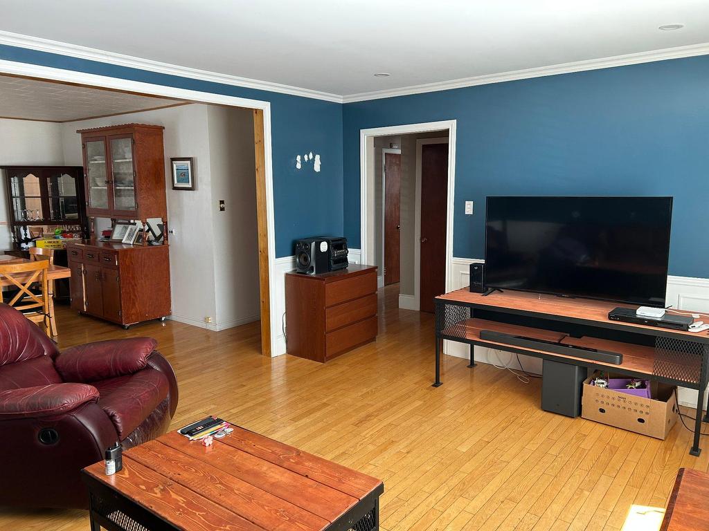 









848


Av. De Quen

,
Sept-Îles,




QC
G4R2S2

