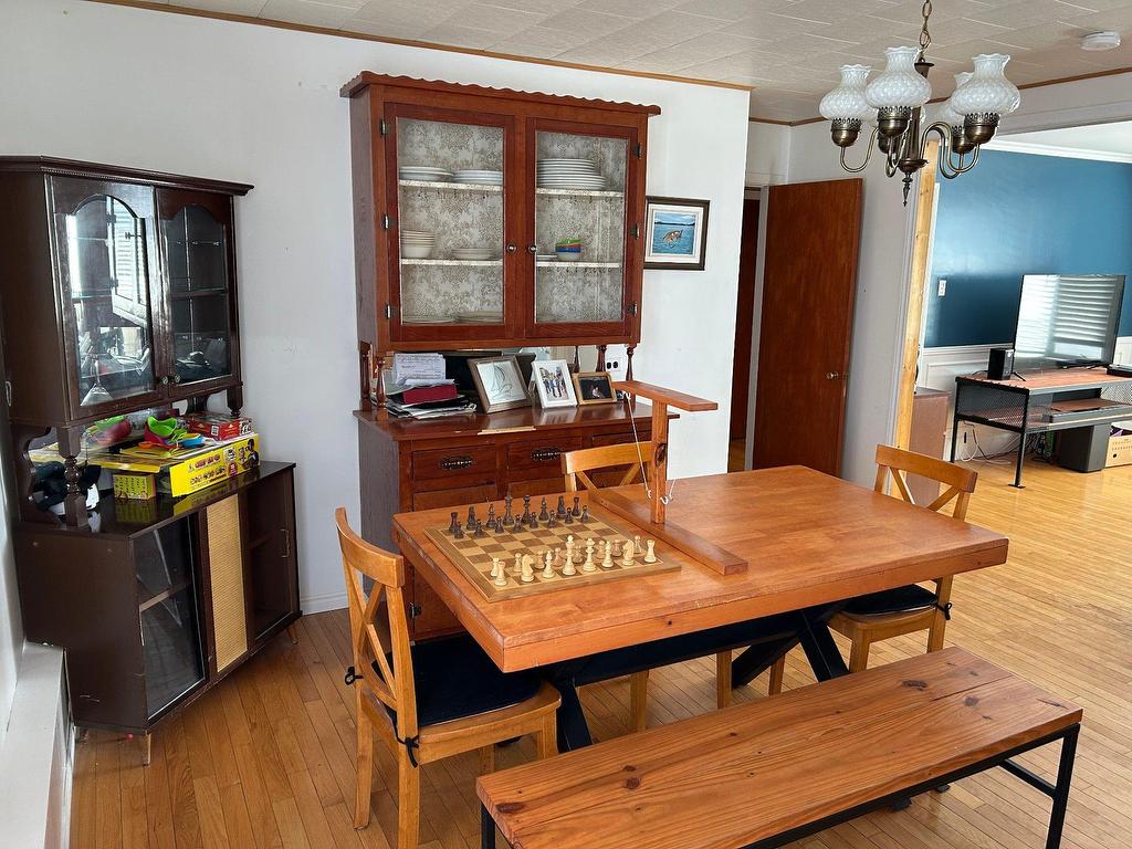 









848


Av. De Quen

,
Sept-Îles,




QC
G4R2S2

