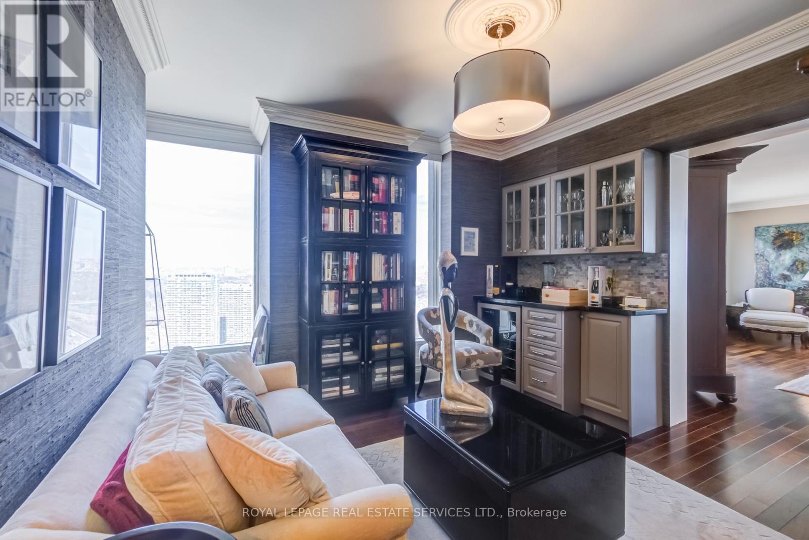 












4404 - 2045 LAKE SHORE BOULEVARD W

,
Toronto,




Ontario
M8V2Z6

