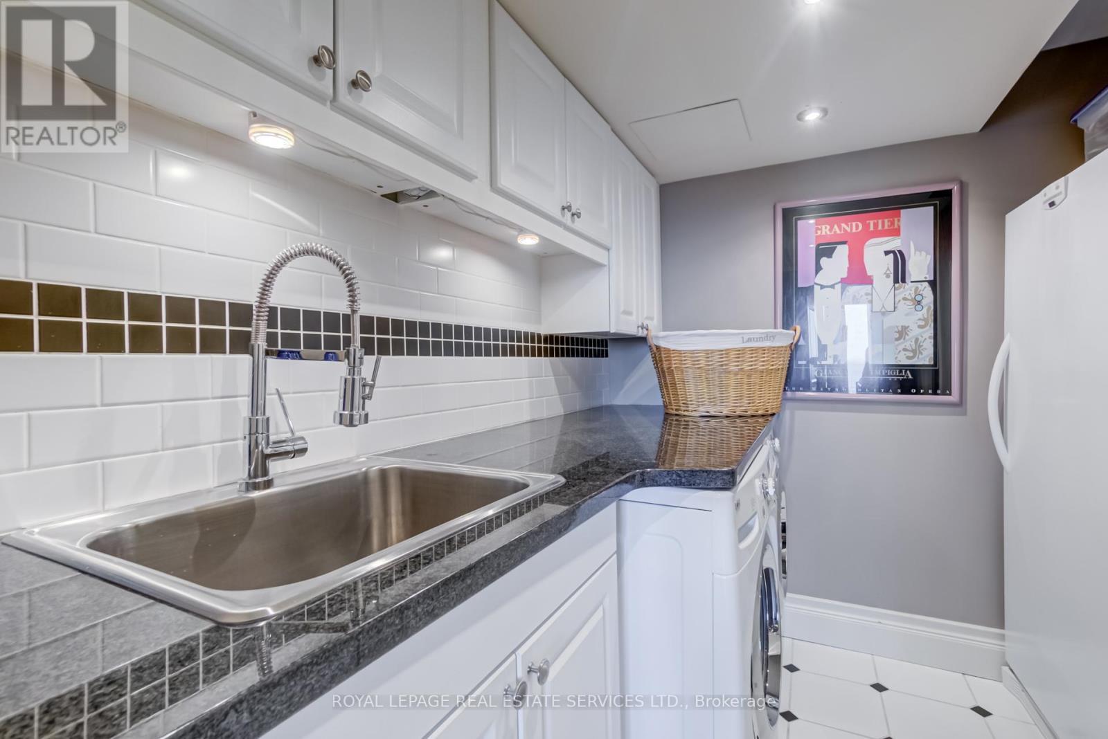 












4404 - 2045 LAKE SHORE BOULEVARD W

,
Toronto,




Ontario
M8V2Z6

