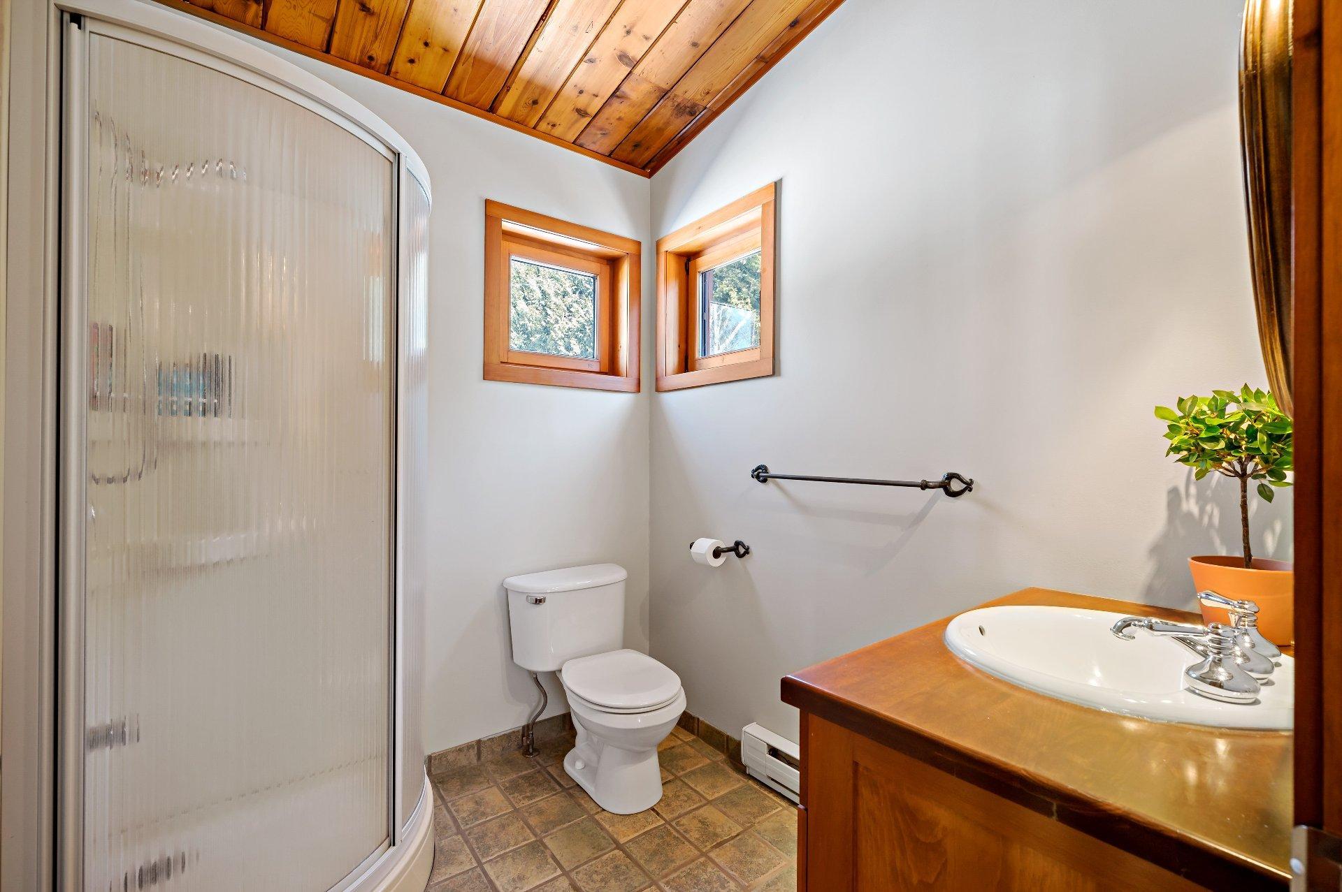 









3318


Ch. du Tour-du-Lac

,
Nominingue,




QC
J0W1R0


