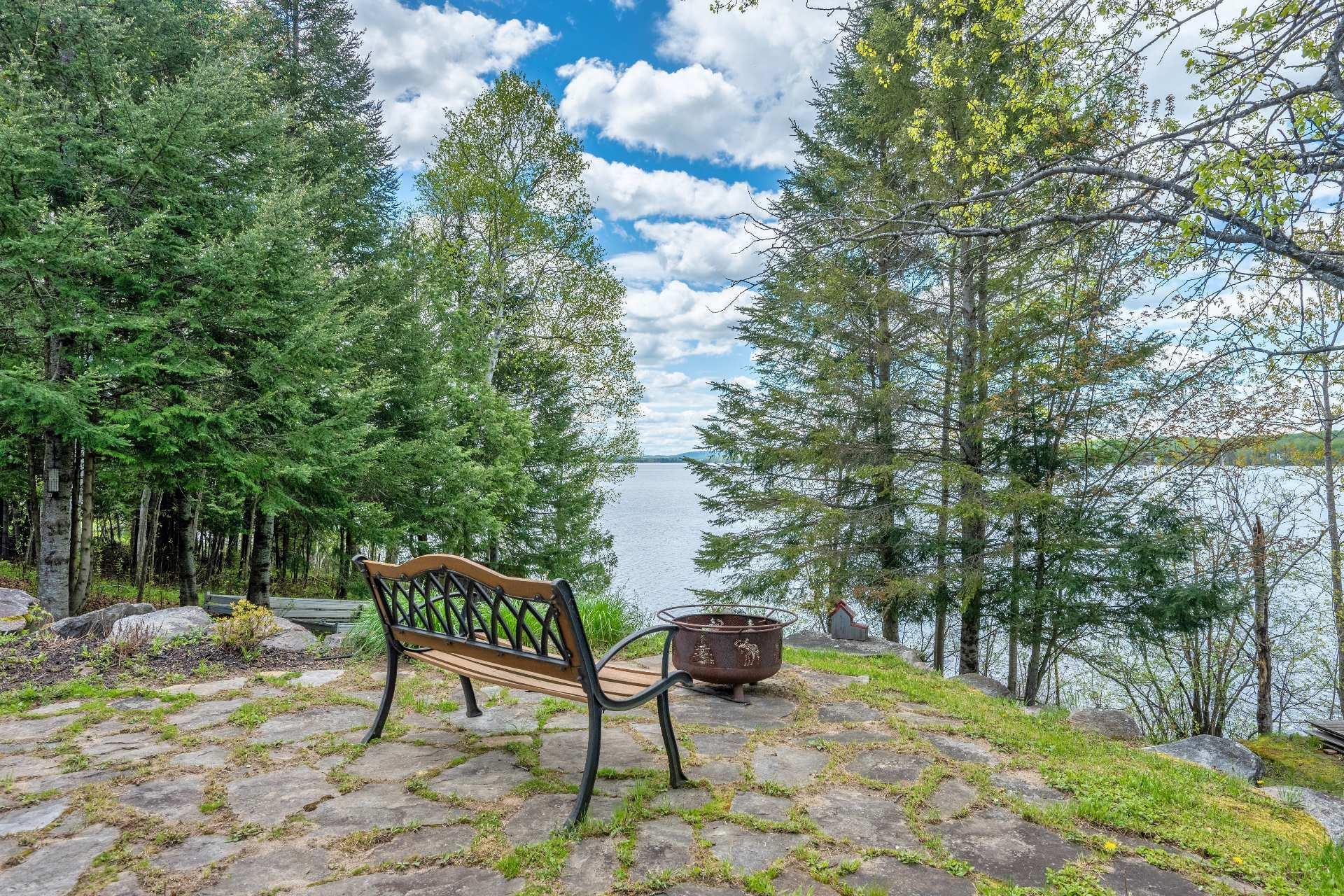 









3318


Ch. du Tour-du-Lac

,
Nominingue,




QC
J0W1R0

