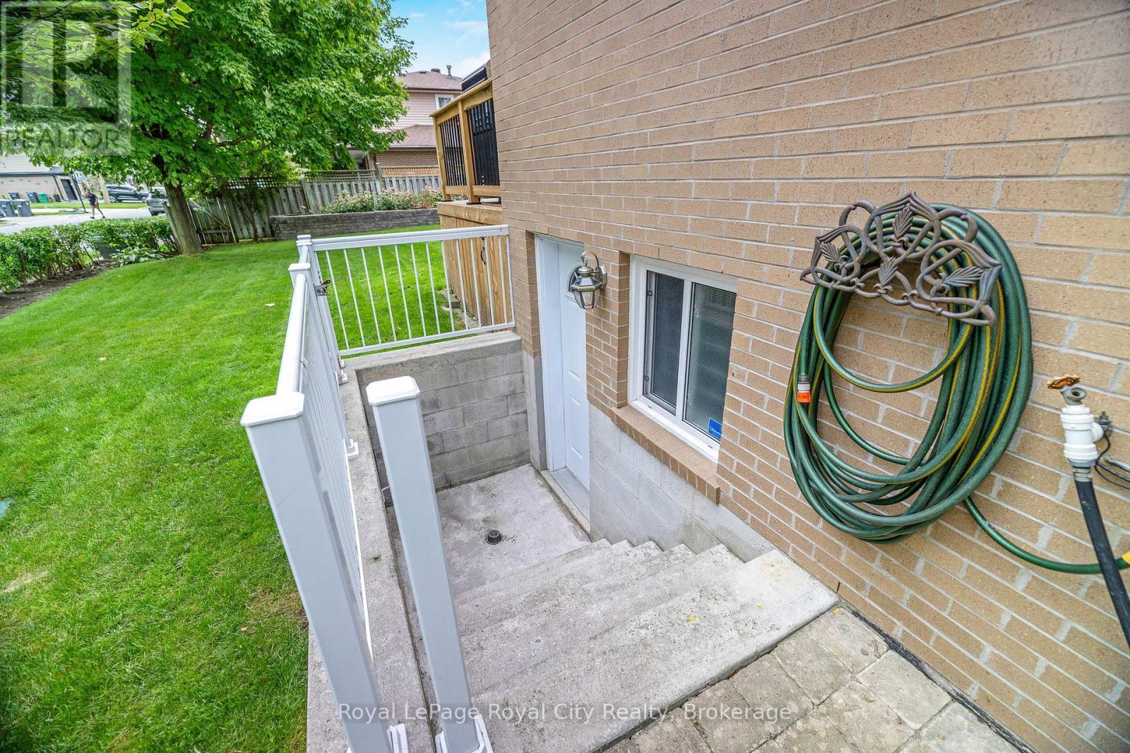 












35 INGLEWOOD DRIVE

,
Brampton (Brampton East),




Ontario
L6W2N4

