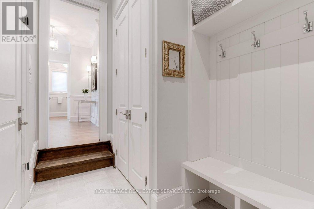












284 DOUGLAS AVENUE

,
Oakville,




Ontario
L6J3S4

