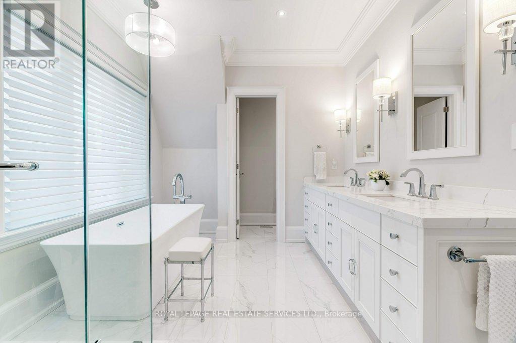 












284 DOUGLAS AVENUE

,
Oakville,




Ontario
L6J3S4

