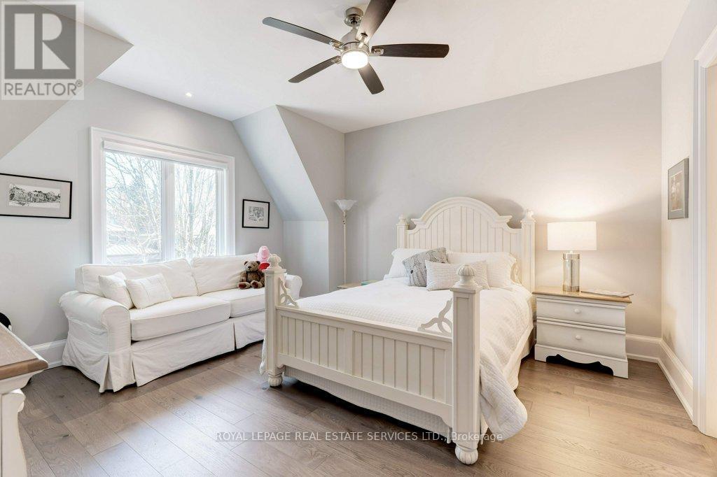 












284 DOUGLAS AVENUE

,
Oakville,




Ontario
L6J3S4

