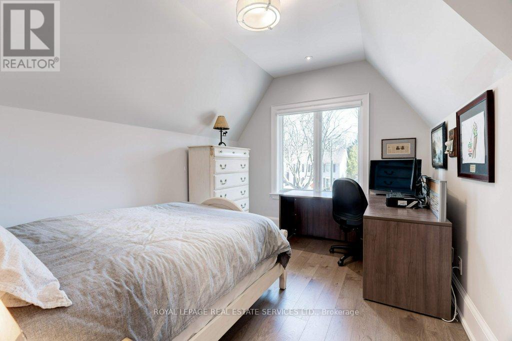 












284 DOUGLAS AVENUE

,
Oakville,




Ontario
L6J3S4

