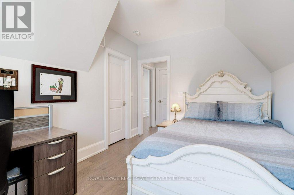 












284 DOUGLAS AVENUE

,
Oakville,




Ontario
L6J3S4


