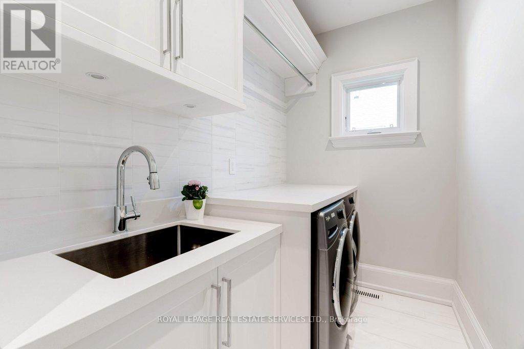 












284 DOUGLAS AVENUE

,
Oakville,




Ontario
L6J3S4

