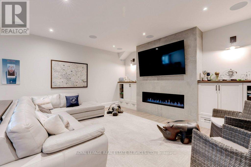 












284 DOUGLAS AVENUE

,
Oakville,




Ontario
L6J3S4

