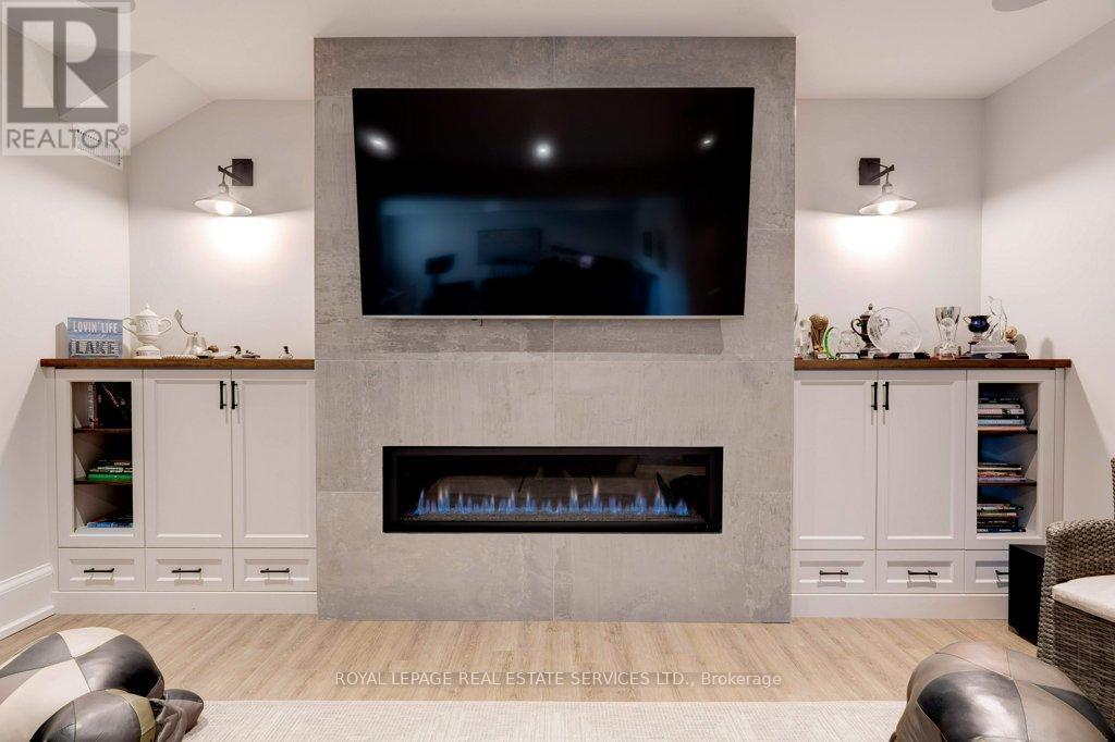 












284 DOUGLAS AVENUE

,
Oakville,




Ontario
L6J3S4

