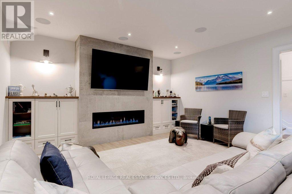 












284 DOUGLAS AVENUE

,
Oakville,




Ontario
L6J3S4

