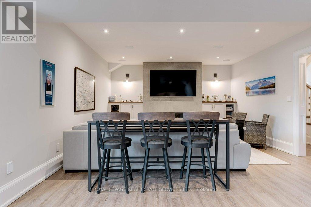 












284 DOUGLAS AVENUE

,
Oakville,




Ontario
L6J3S4

