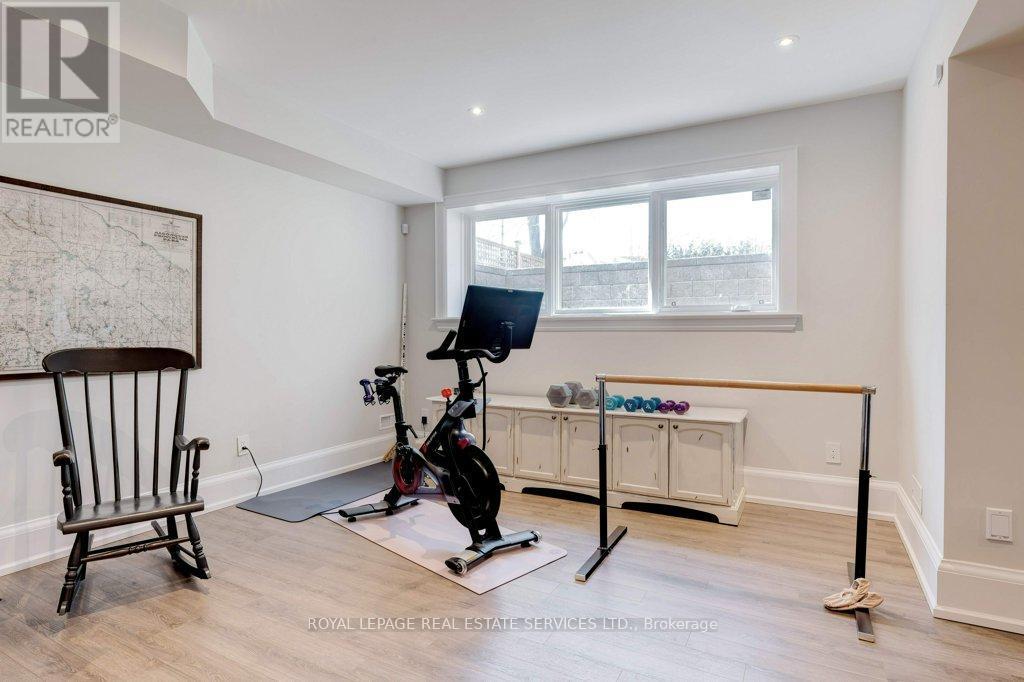 












284 DOUGLAS AVENUE

,
Oakville,




Ontario
L6J3S4

