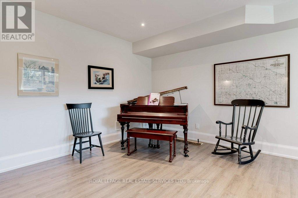 












284 DOUGLAS AVENUE

,
Oakville,




Ontario
L6J3S4

