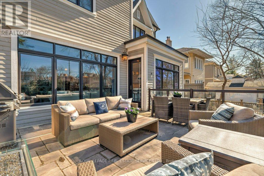 












284 DOUGLAS AVENUE

,
Oakville,




Ontario
L6J3S4

