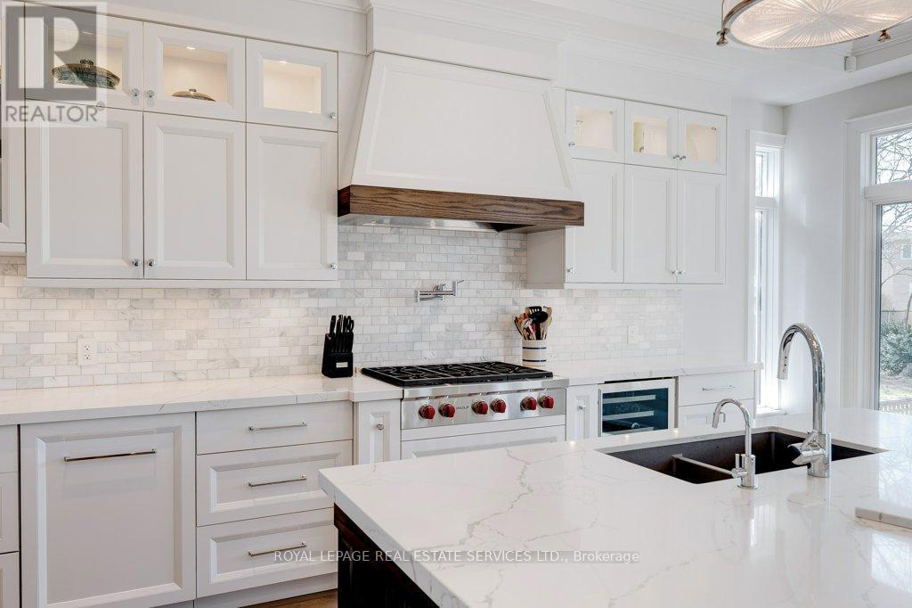 












284 DOUGLAS AVENUE

,
Oakville,




Ontario
L6J3S4


