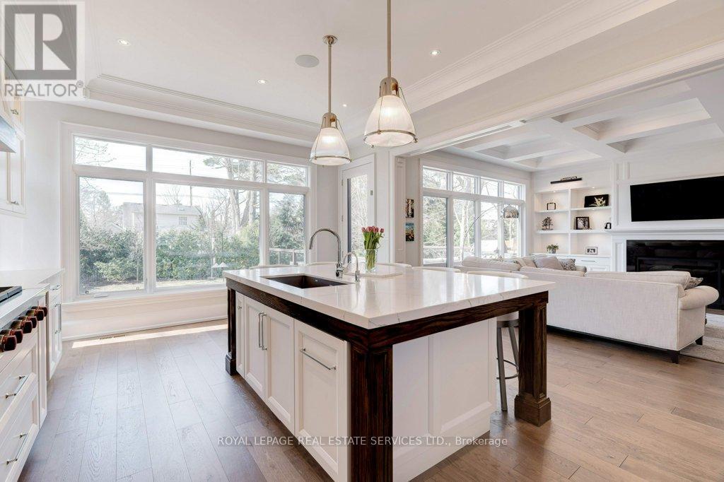 












284 DOUGLAS AVENUE

,
Oakville,




Ontario
L6J3S4

