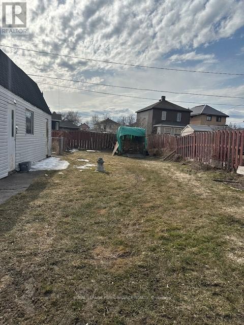 












321-323 MUNRO STREET

,
Cornwall,




Ontario
K6J4L4

