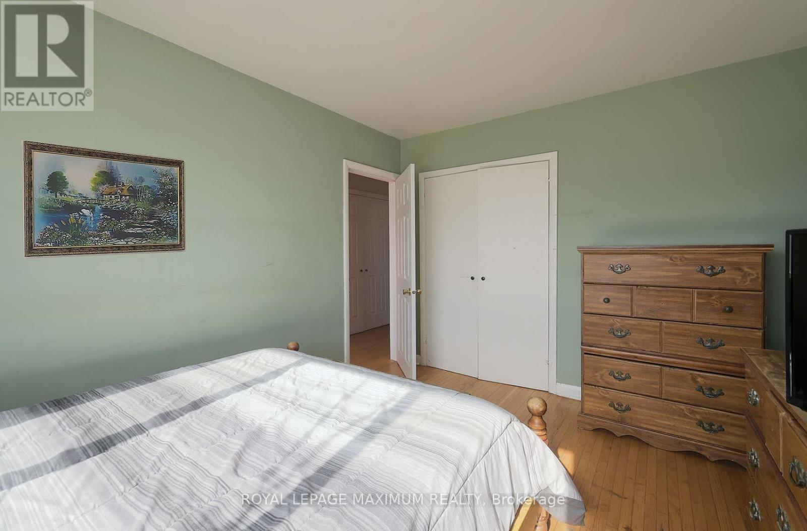 












149 LEIGHLAND AVENUE

,
Oakville,




Ontario
L6H1B3

