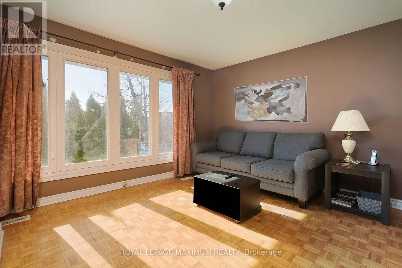 












149 LEIGHLAND AVENUE

,
Oakville,




Ontario
L6H1B3

