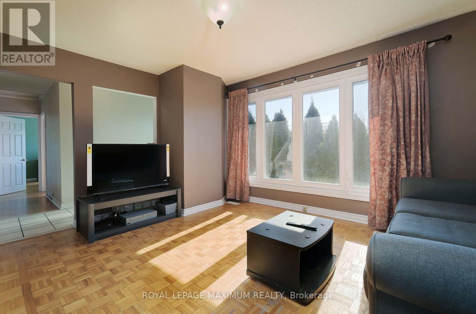 












149 LEIGHLAND AVENUE

,
Oakville,




Ontario
L6H1B3

