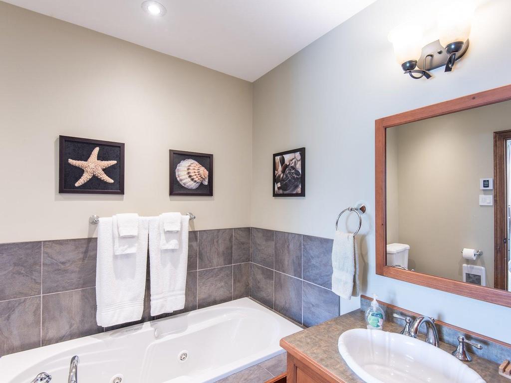 









317


Allée du Rabaska

,
Mont-Tremblant,




QC
J8E0C3

