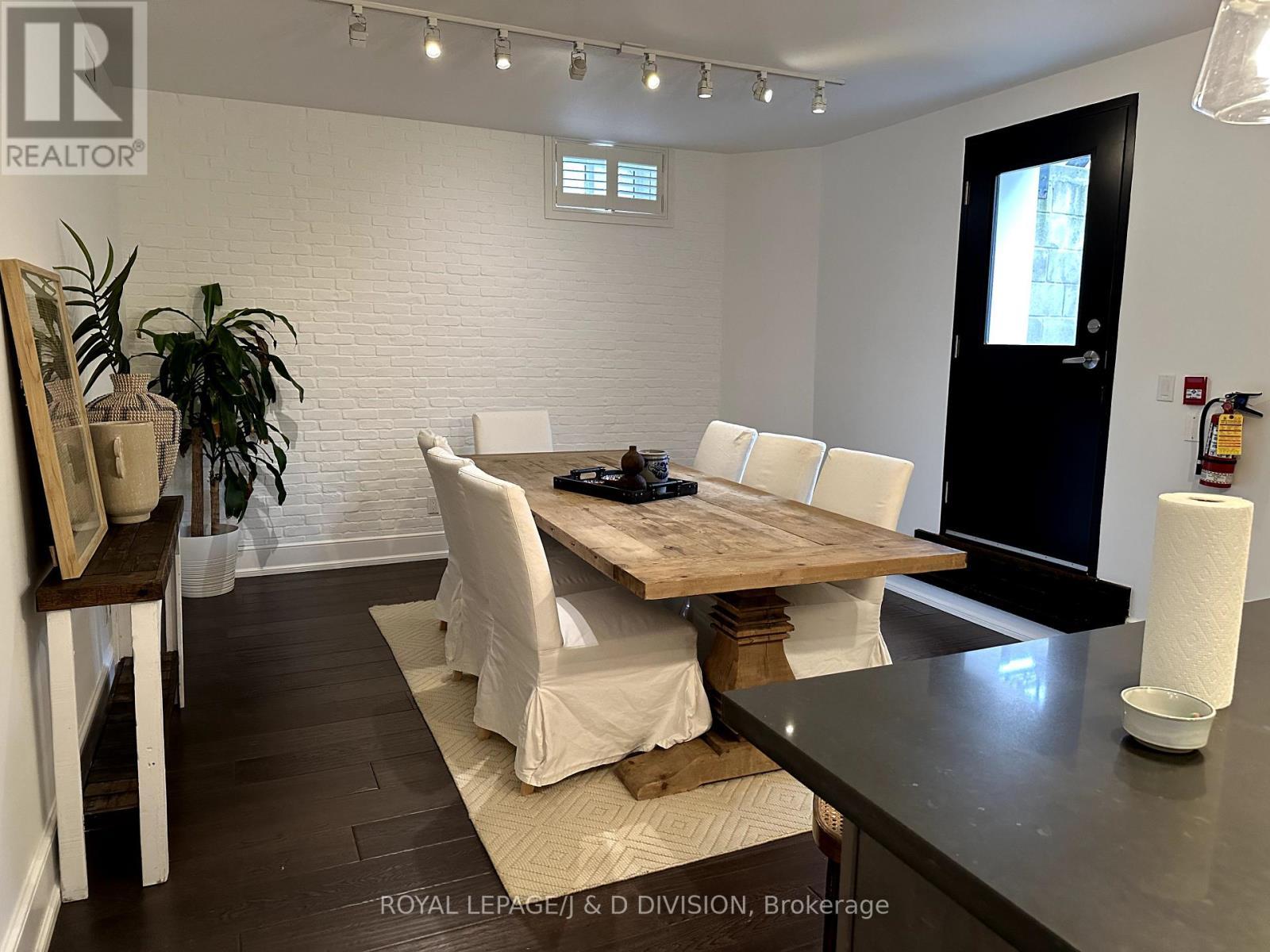 












02 - 28 MADISON AVENUE

,
Toronto,




Ontario
M5R2S1


