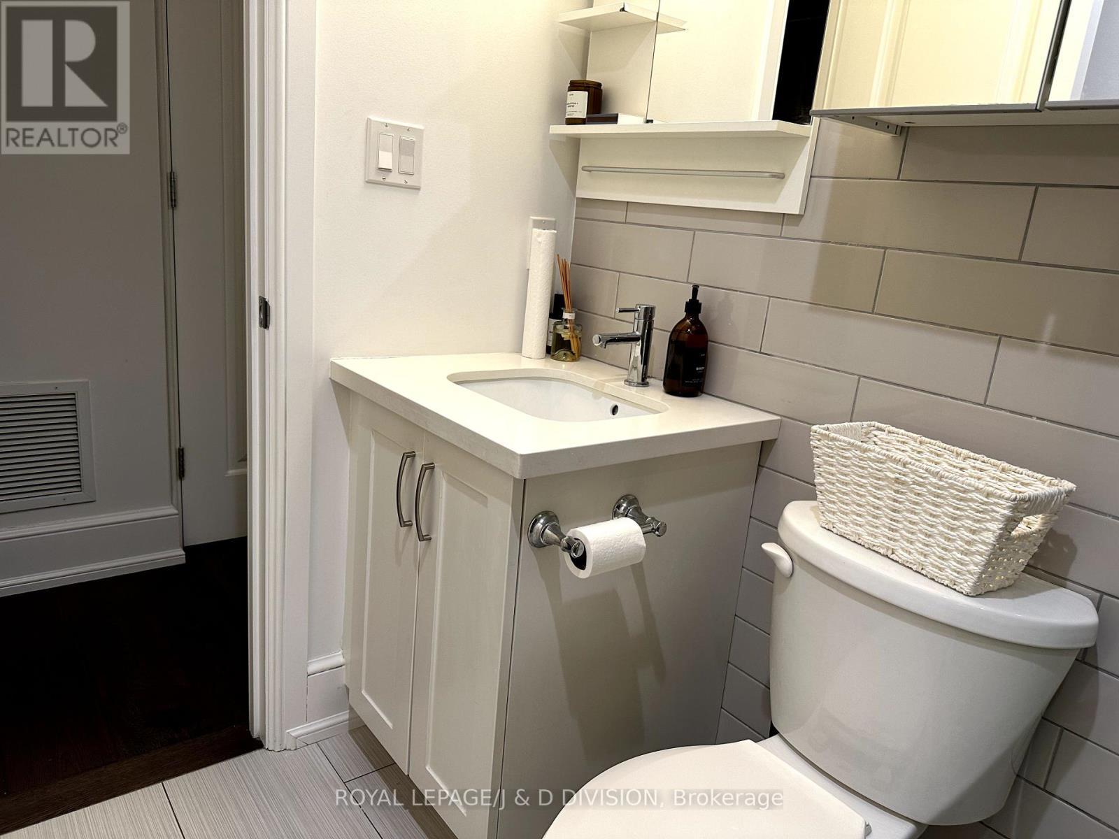 












02 - 28 MADISON AVENUE

,
Toronto,




Ontario
M5R2S1

