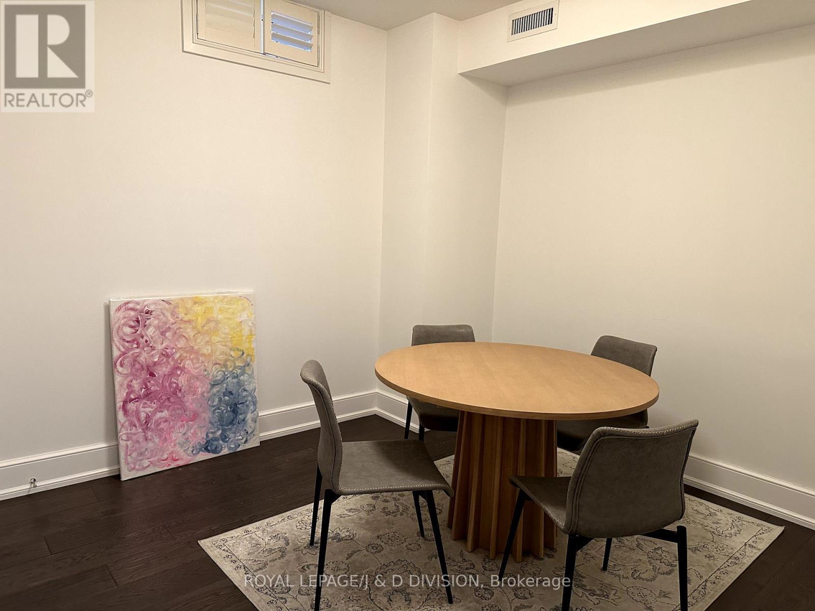 












02 - 28 MADISON AVENUE

,
Toronto,




Ontario
M5R2S1


