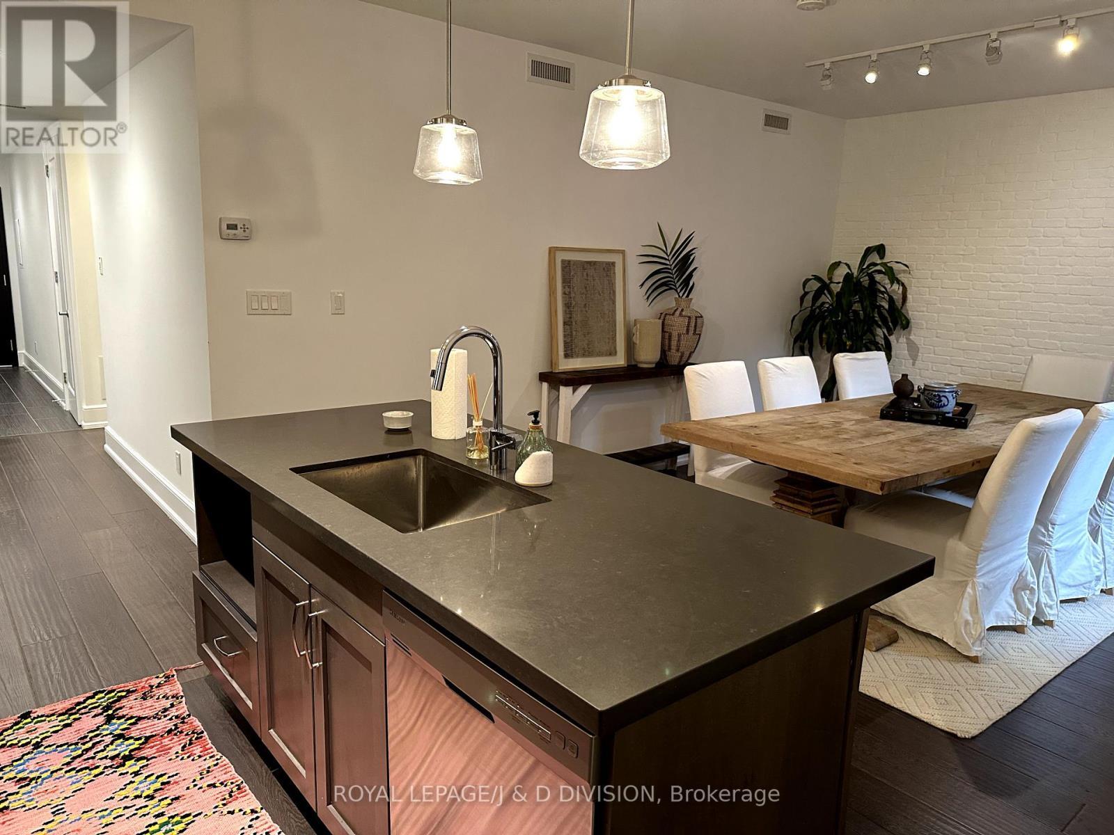 












02 - 28 MADISON AVENUE

,
Toronto,




Ontario
M5R2S1

