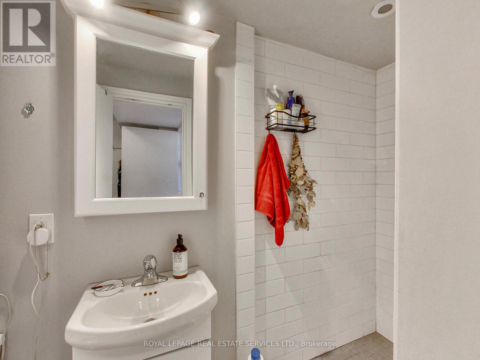 












197 ROYAL YORK ROAD

,
Toronto,




Ontario
M8V2V5


