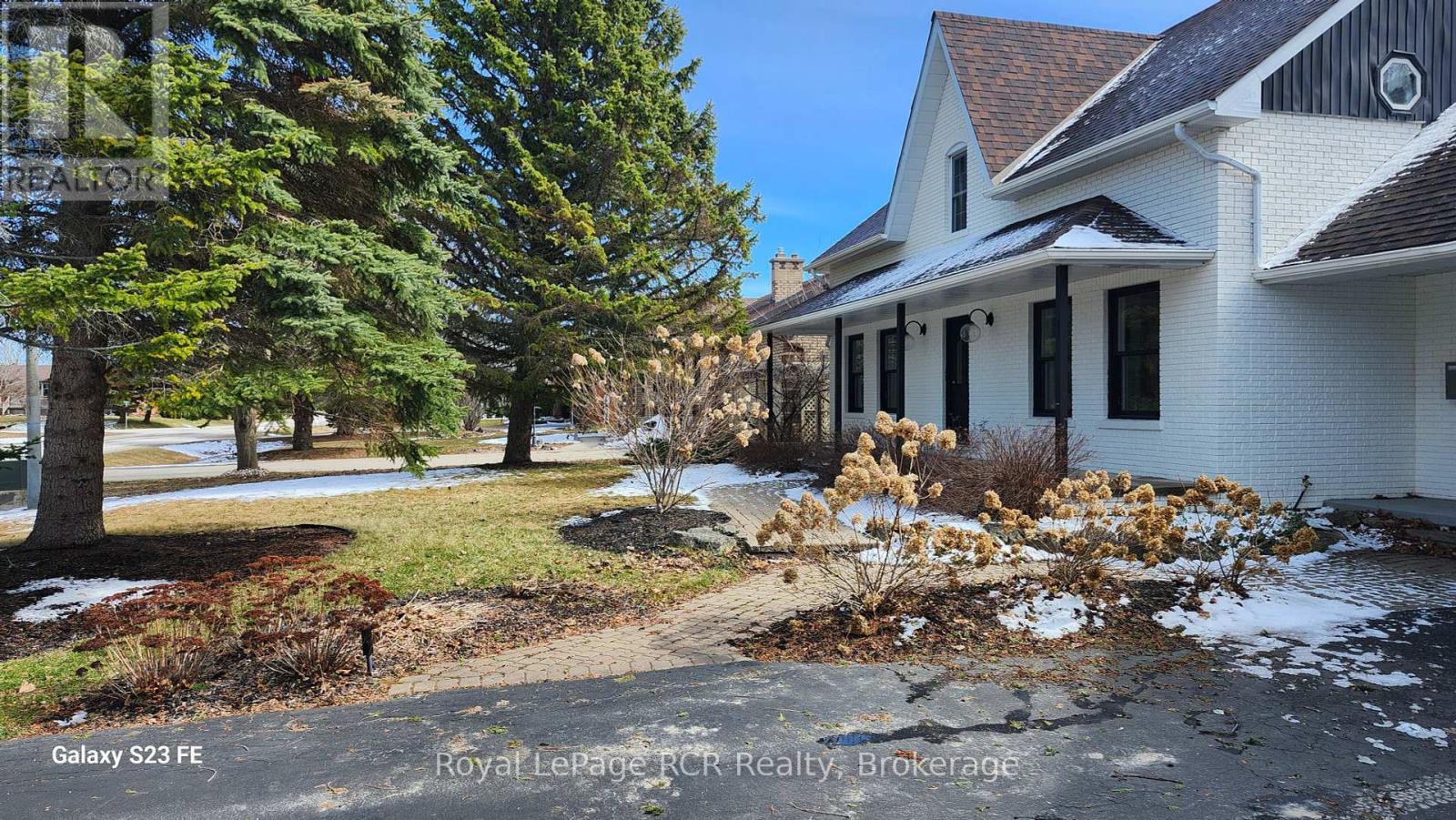 












11 BLACKBURN AVENUE

,
Clearview (Nottawa),




Ontario
L0M1P0


