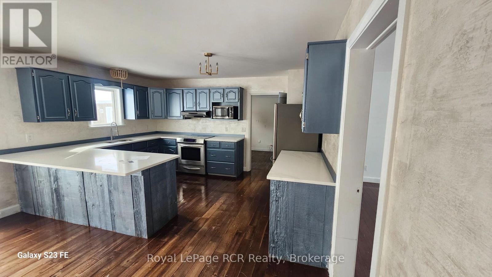 












11 BLACKBURN AVENUE

,
Clearview (Nottawa),




Ontario
L0M1P0

