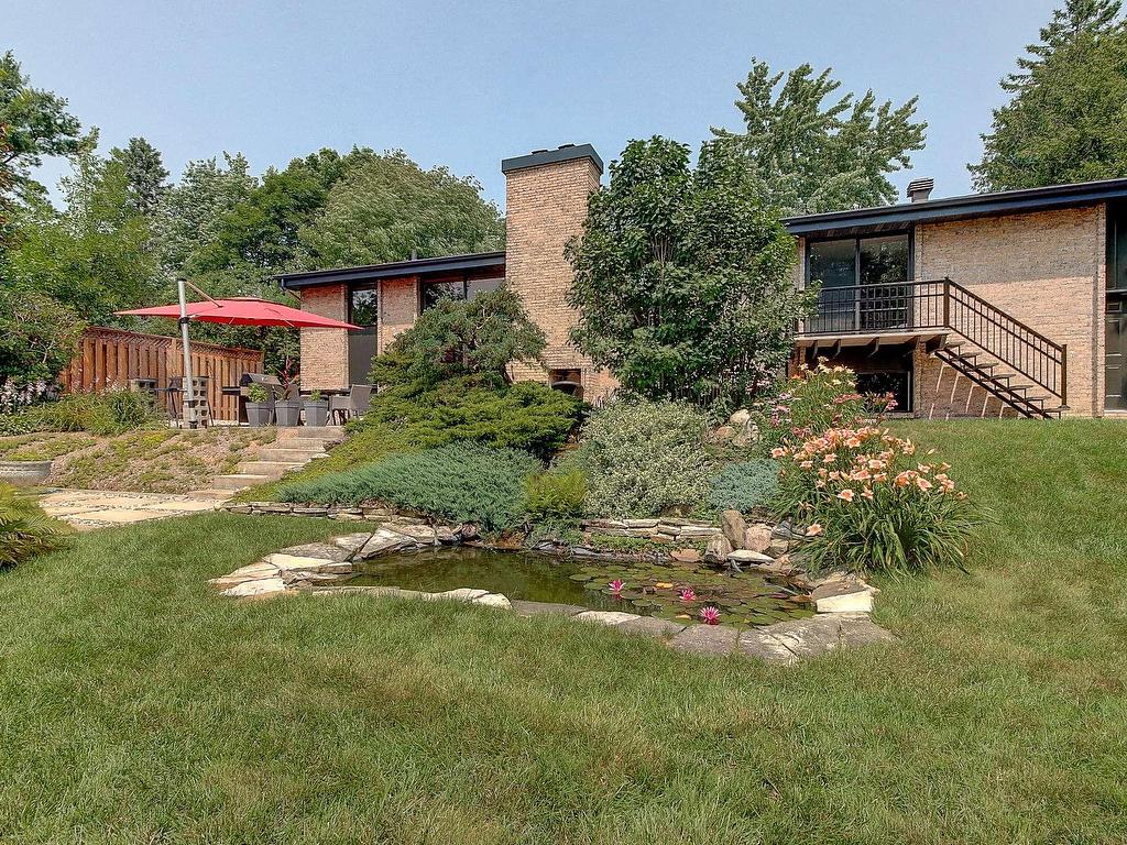 









1987


Rue Montarville

,
Saint-Bruno-de-Montarville,




QC
J3V3V8

