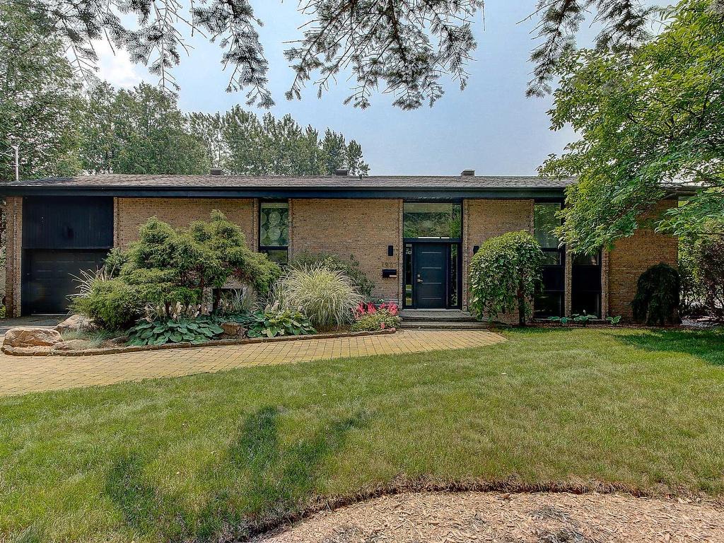 









1987


Rue Montarville

,
Saint-Bruno-de-Montarville,




QC
J3V3V8

