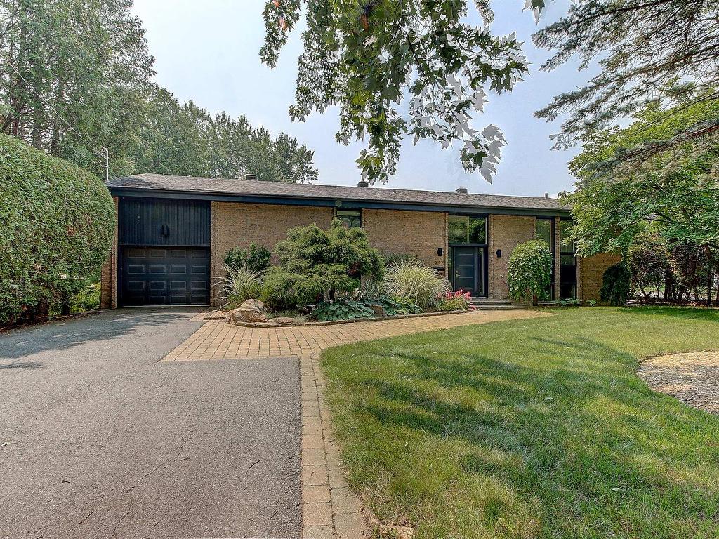 









1987


Rue Montarville

,
Saint-Bruno-de-Montarville,




QC
J3V3V8

