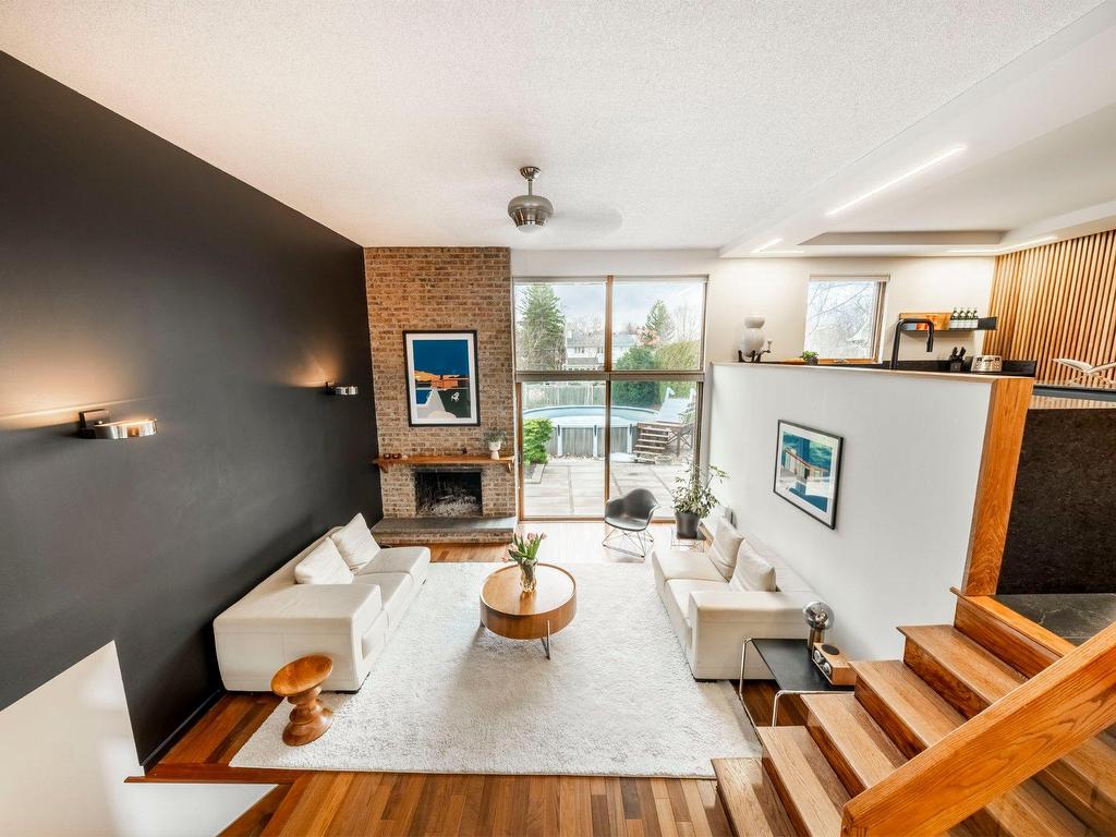 









1987


Rue Montarville

,
Saint-Bruno-de-Montarville,




QC
J3V3V8

