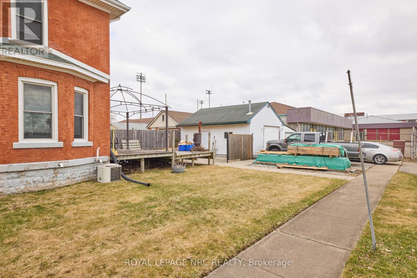 












160 BURGAR STREET

,
Welland (Welland Downtown),




Ontario
L3B2S8

