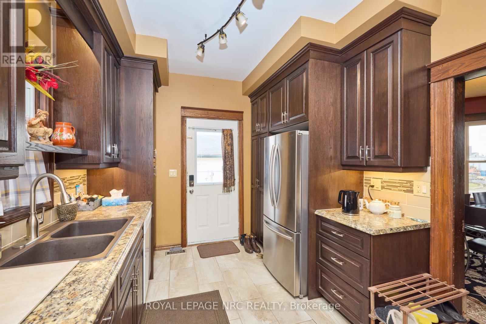 












160 BURGAR STREET

,
Welland (Welland Downtown),




Ontario
L3B2S8

