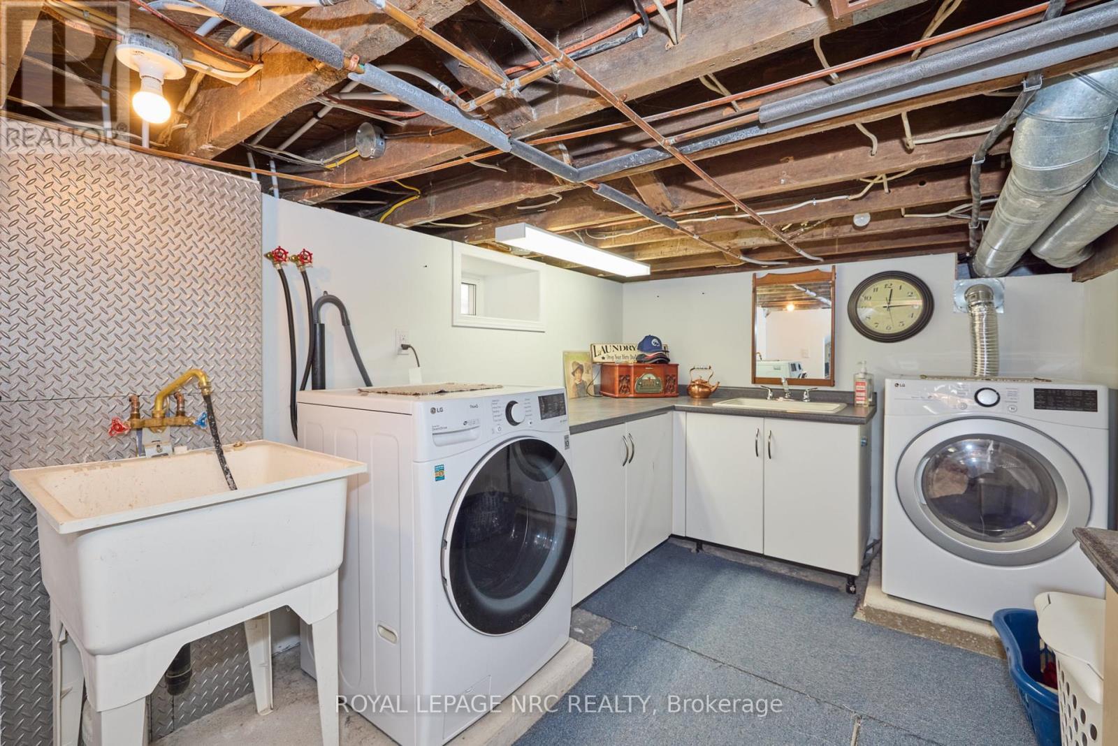 












160 BURGAR STREET

,
Welland (Welland Downtown),




Ontario
L3B2S8

