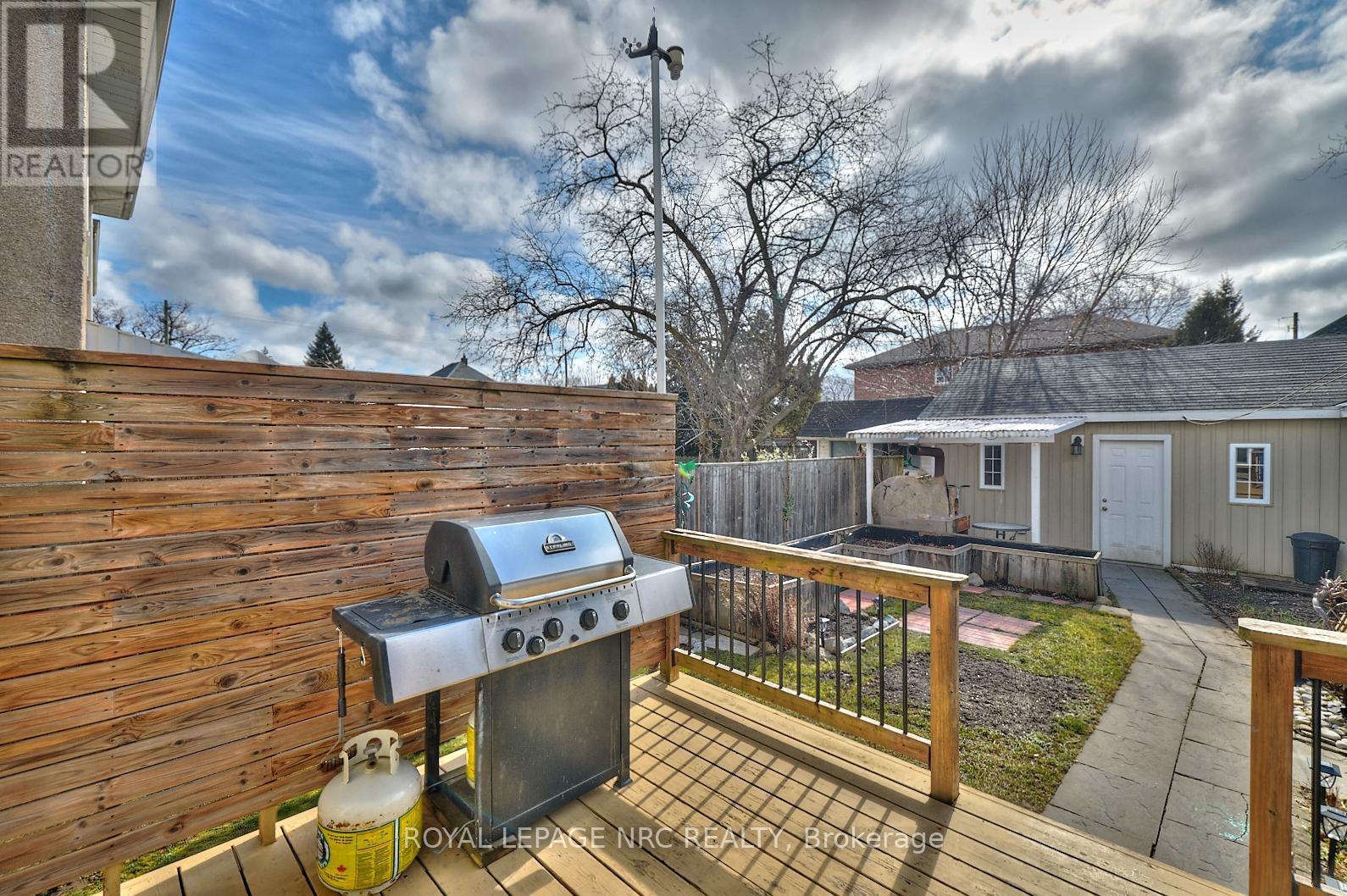 












92 DUFFERIN STREET

,
St. Catharines (Downtown),




Ontario
L2R1Z8

