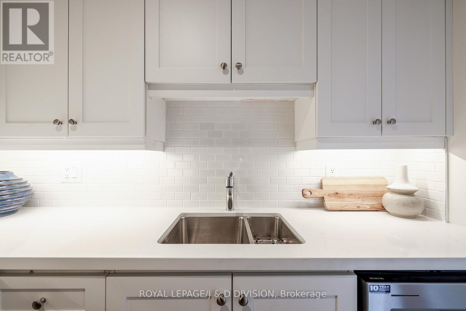 












302 - 1750 BAYVIEW AVENUE

,
Toronto,




Ontario
M4G4H6

