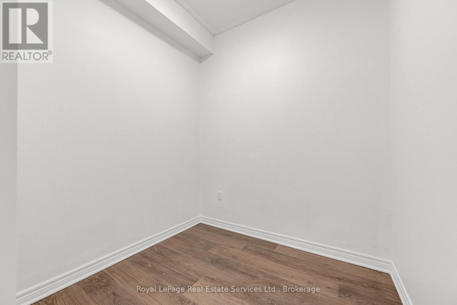 












231 - 216 OAK PARK BOULEVARD

,
Oakville (RO River Oaks),




Ontario
L6H7S8


